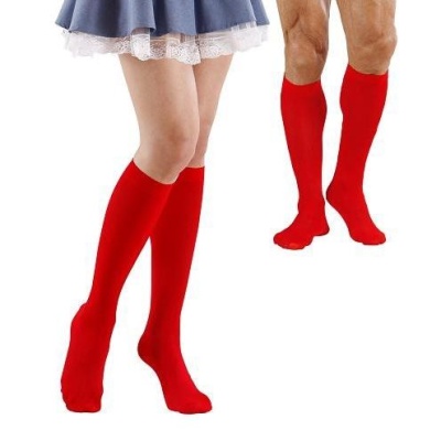 Duas pessoas usando meias vermelhas até ao joelho, uma com saia azul e outra com pernas nuas