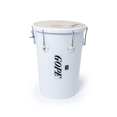 Tambor de percussão branco com pele clara e marca GOPE