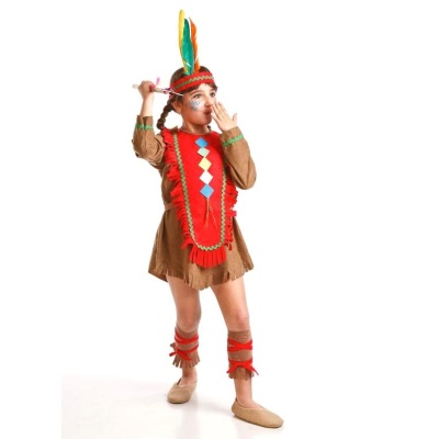Menina com fantasia indígena castanha e vermelha com penas coloridas
