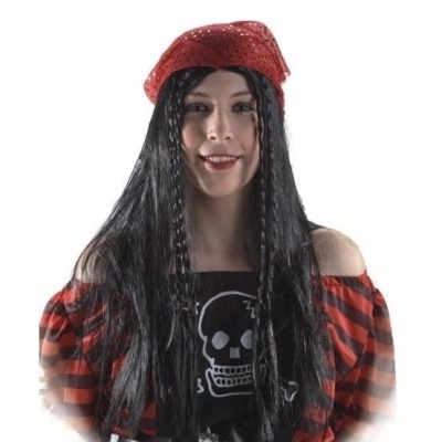 Mulher com fantasia de pirata com camisola de caveira, blusa vermelha e preta às riscas, e lenço vermelho na cabeça