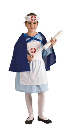 Criança com fantasia de enfermeira com avental e touca branca de cruz vermelha, capa azul e segurando um rolo branco