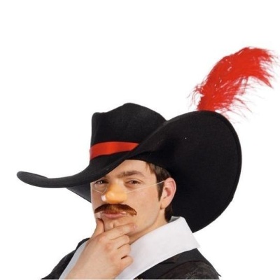 Homem com chapéu preto decorado com pluma vermelha e faixa vermelha, bigode falso e nariz postiço