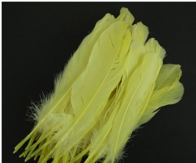 Penas artificiais amarelas sobre fundo preto