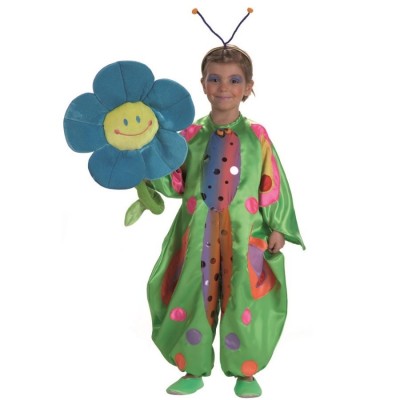 Criança com fato de inseto verde e flor de peluche azul e amarela