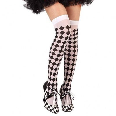 Meias altas e sapatos de salto com padrão de losangos preto e branco