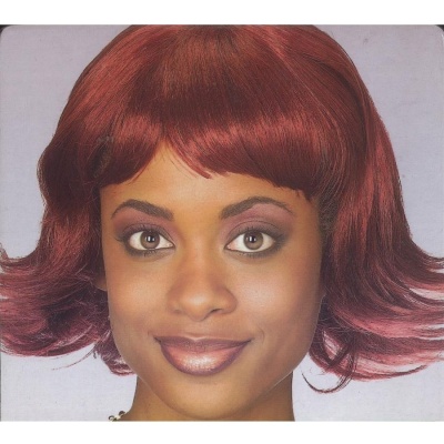 Peruca castanho-ruivo com corte bob em fundo cinzento claro