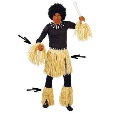 Homem com fato preto e adereços de palha, colar de dentes e osso de plástico.