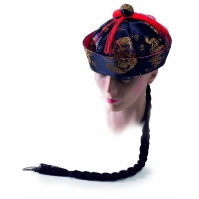 Chapéu tradicional chinês azul com padrões dourados e franjas vermelhas, com trança preta numa cabeça de manequim