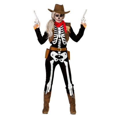 Mulher vestida com fato de esqueleto e acessórios de cowboy