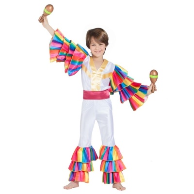 Criança com fato branco e folhos coloridos segurando maracas