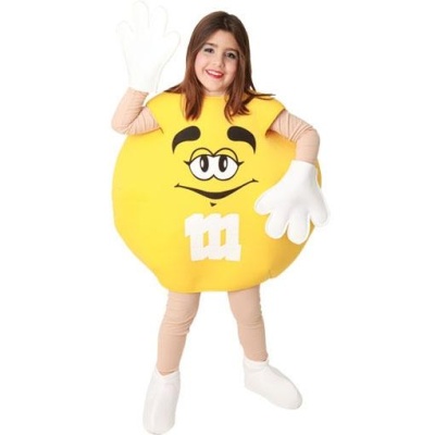 Fantasia amarela de personagem M&M com rosto sorridente e letra 'm' branca