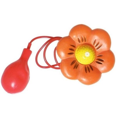 Brinquedo em forma de flor alaranjada com bomba vermelha ligada
