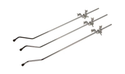 Três varas metálicas com grampos ajustáveis e pontas emborrachadas