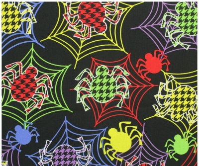Pano preto com padrão colorido de aranhas e teias
