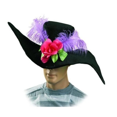 Chapéu negro com penas lilás e flor rosa num manequim