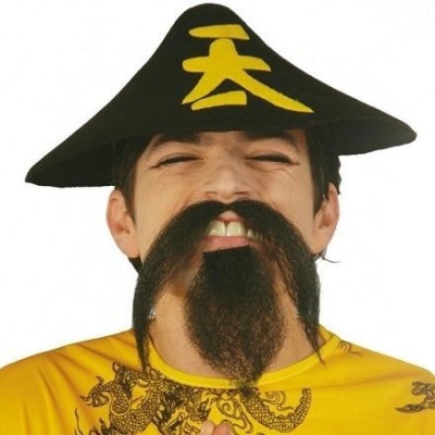 Homem com boné preto com símbolo amarelo, bigode e barba postiça e camisa amarela com dragões.