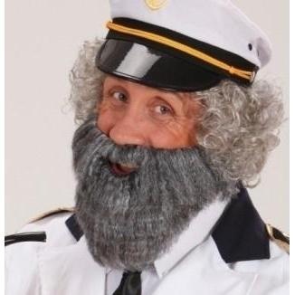 Pessoa com chapéu de capitão e barba falsa cinzenta