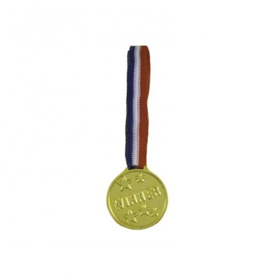 Medalha dourada com fita azul, branca e vermelha