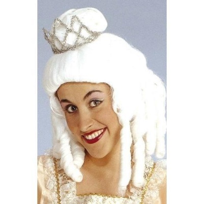 Mulher com peruca branca cacheada e coroa prateada