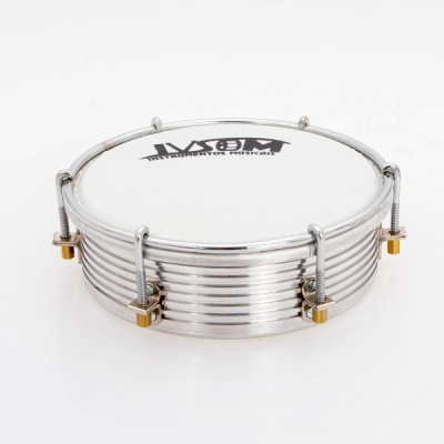 Pandeiro de metal prateado com pele branca e parafusos de afinação
