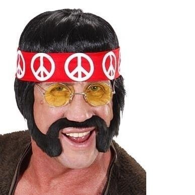 Homem com peruca preta, óculos amarelos e faixa vermelha com símbolos de paz