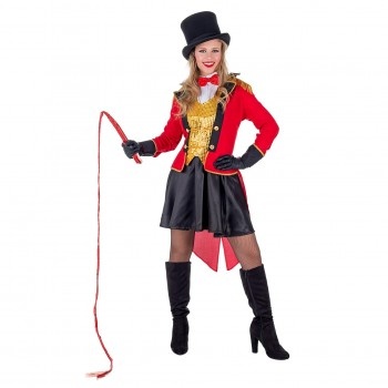 Mulher com fato circense vermelho e dourado, cartola preta e chicote vermelha.