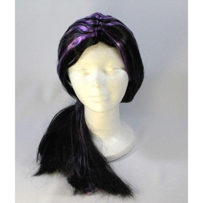Cabeça de manequim com peruca preta com reflexos roxos