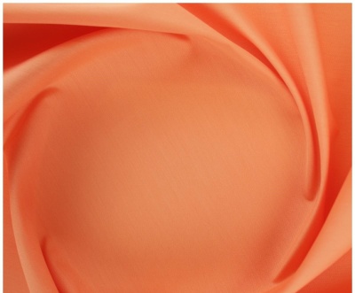 Pano de tecido coral dobrado em círculo