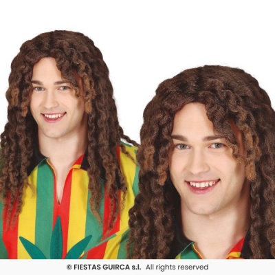 Dois homens com perucas castanhas encaracoladas e camisas coloridas amarelas, verdes e vermelhas