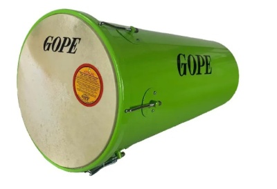 Tambor verde com pele branca e texto 'GOPE' preto.