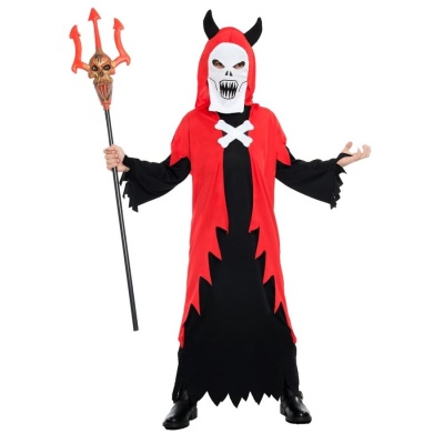 Criança com fantasia de diabo com túnica preta e capa vermelha, máscara branca e tridente
