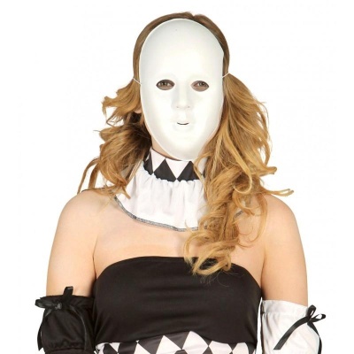 Pessoa com máscara branca lisa e traje preto e branco com padrão geométrico