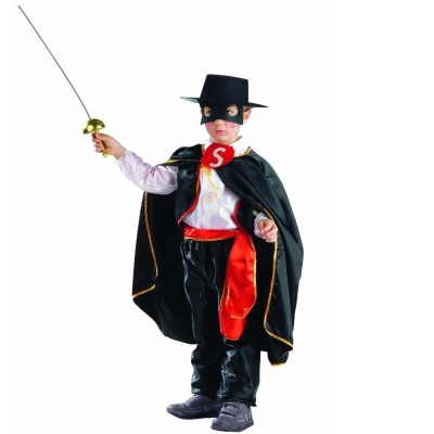 Criança com fantasia de Zorro preta e vermelha segurando uma espada