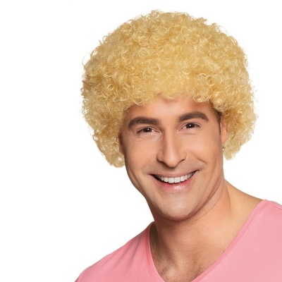 Homem com peruca loira encaracolada e t-shirt cor-de-rosa