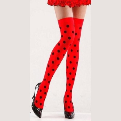 Meias altas vermelhas com pontos pretos e sapatos de salto