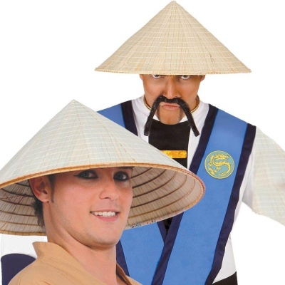 Duas pessoas com chapéus cónicos de palha e roupas tradicionais asiáticas.