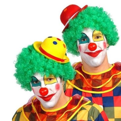 Dois palhaços com perucas verdes encaracoladas e chapéus coloridos em roupas quadriculadas