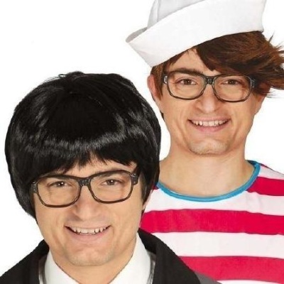 Homens com perucas, óculos, chapéu de marinheiro e camisola às riscas