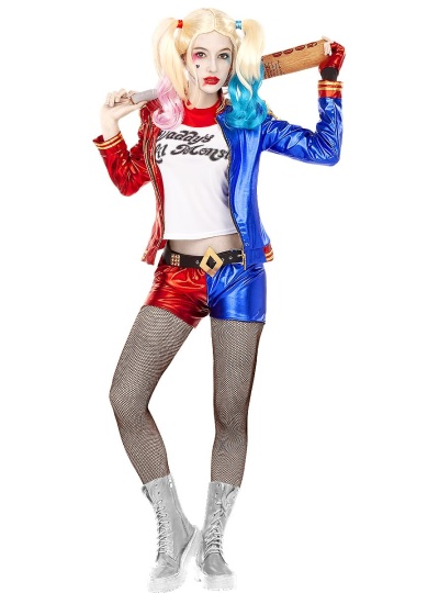 Fantasia feminina Harley Quinn com casaco vermelho e azul metálico, calções combinando, t-shirt branca com texto, meia-calça preta, botas prateadas e bastão de madeira.