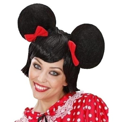 Mulher com peruca preta curta e orelhas redondas negras com laços vermelhos, blusa vermelha com bolinhas brancas