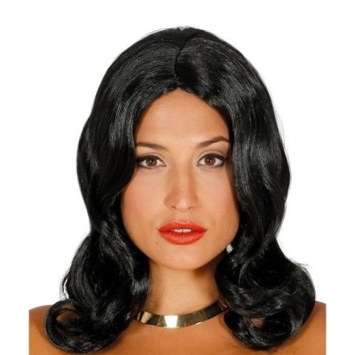 Peruca preta sintética lisa com pontas onduladas, modelo com maquilhagem e fundo branco