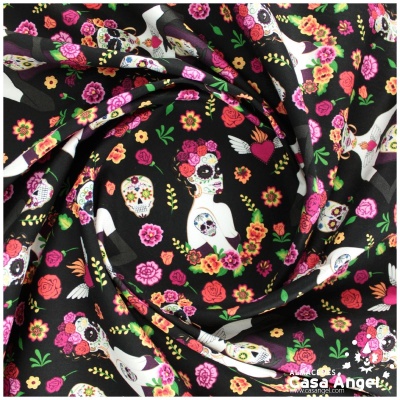 Tecido preto com padrão colorido de caveiras e flores