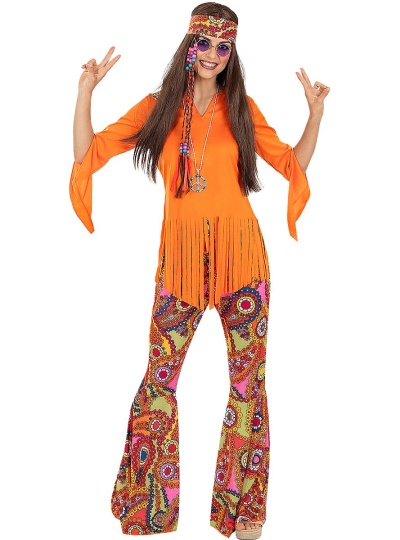 Roupa hippie com túnica laranja e calças coloridas com padrão psicadélico