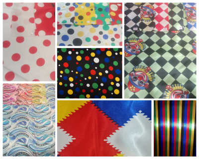 Vários padrões têxteis coloridos incluindo bolinhas, losangos com logótipos, padrão de ondas, retângulos e riscas