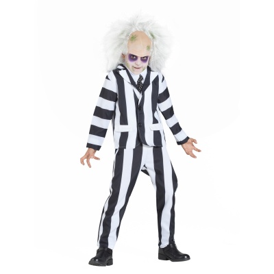 Criança com fato às riscas preto e branco, peruca branca e máscara com maquilhagem roxa