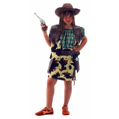 Criança com fantasia de caubói em pose a segurar revolver de brinquedo.