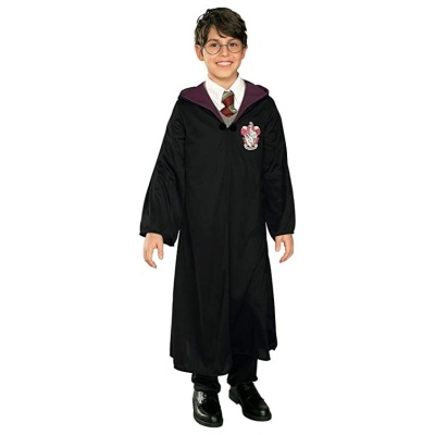 Criança a usar bata preta com emblema de Gryffindor e gravata às riscas castanhas e pretas