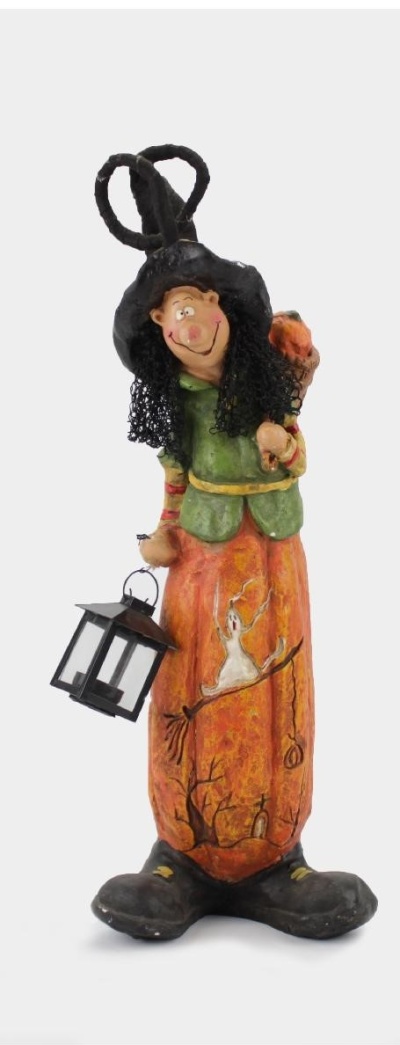 Estátua decorativa de bruxa com vestido laranja e lanterna preta