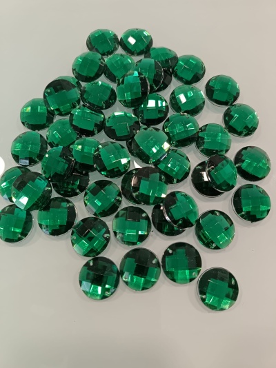 Pedras redondas facetadas verdes sobre superfície branca