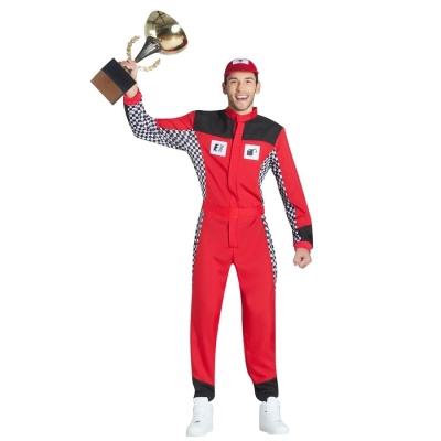 Homem com macacão vermelho e preto de padrão xadrez segurando troféu dourado